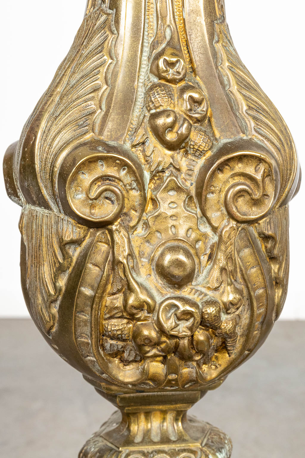 Een grote kandelaar gemaakt uit brons en versierd met figuren. (H:125cm)