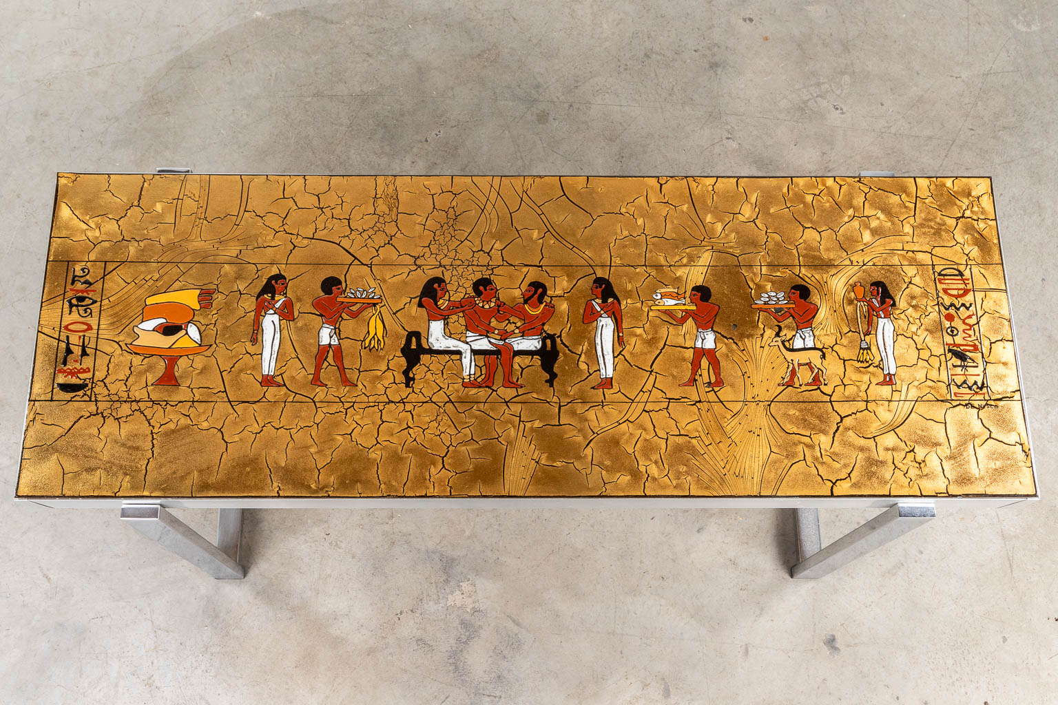 Denisco, een mid-century salontafel met Egyptische figuren. 