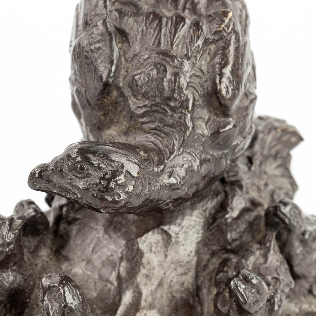 Een bronzen figuur van een fazant met kuikens, gemaakt uit brons. (H:22,5cm)