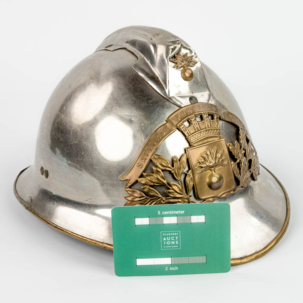 Een helm voor de Marokkaanse brandweer tijdens de Franse periode (1912-1956). (H:16cm)