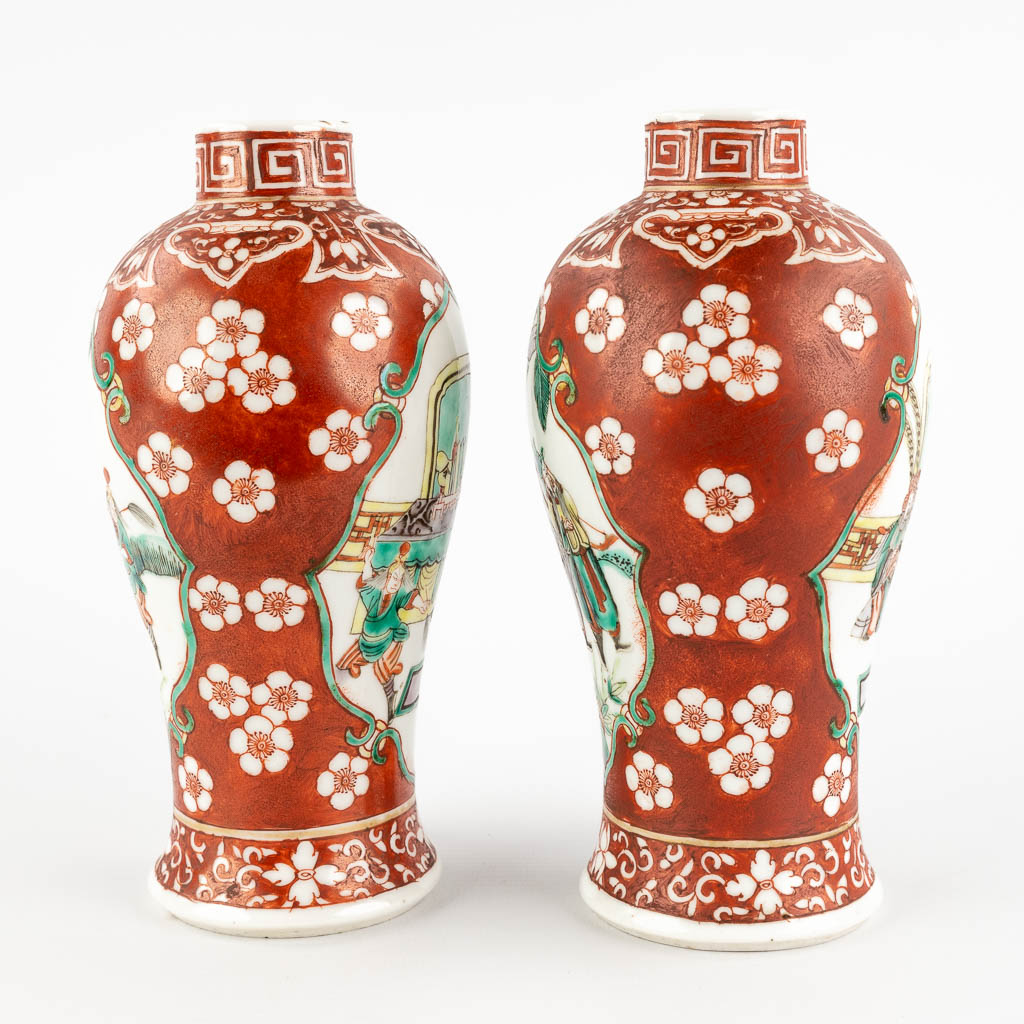Een paar Chinese vazen, handgeschilderd decor. Late 'Qing Dynasty'. (H:23 cm)