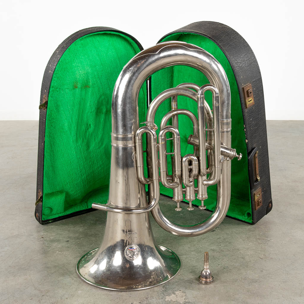 Een koperblazer 'Tuba' muziekinstrument, Nederland, 20ste eeuw. (D:47 x W:65 x H:33 cm)