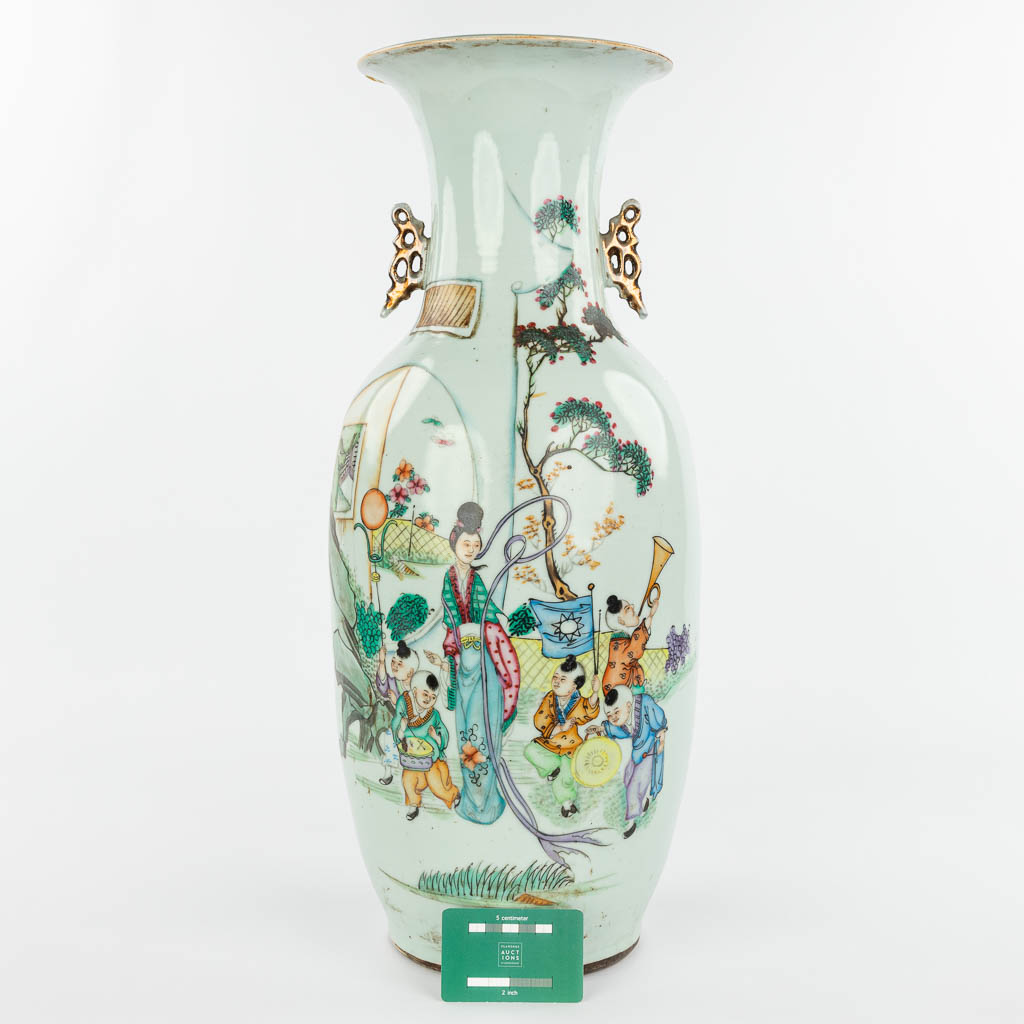 Een Chinese vaas gemaakt uit porselein en versierd met hofdames en muzikale kinderen (H:57cm)