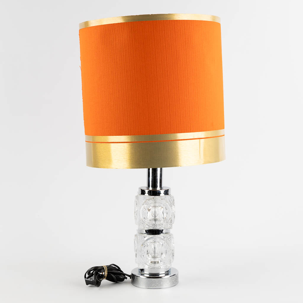 A mid-century table lamp, chromed metal and glass. Circa 1970. (H:37 x D:12,5 cm)