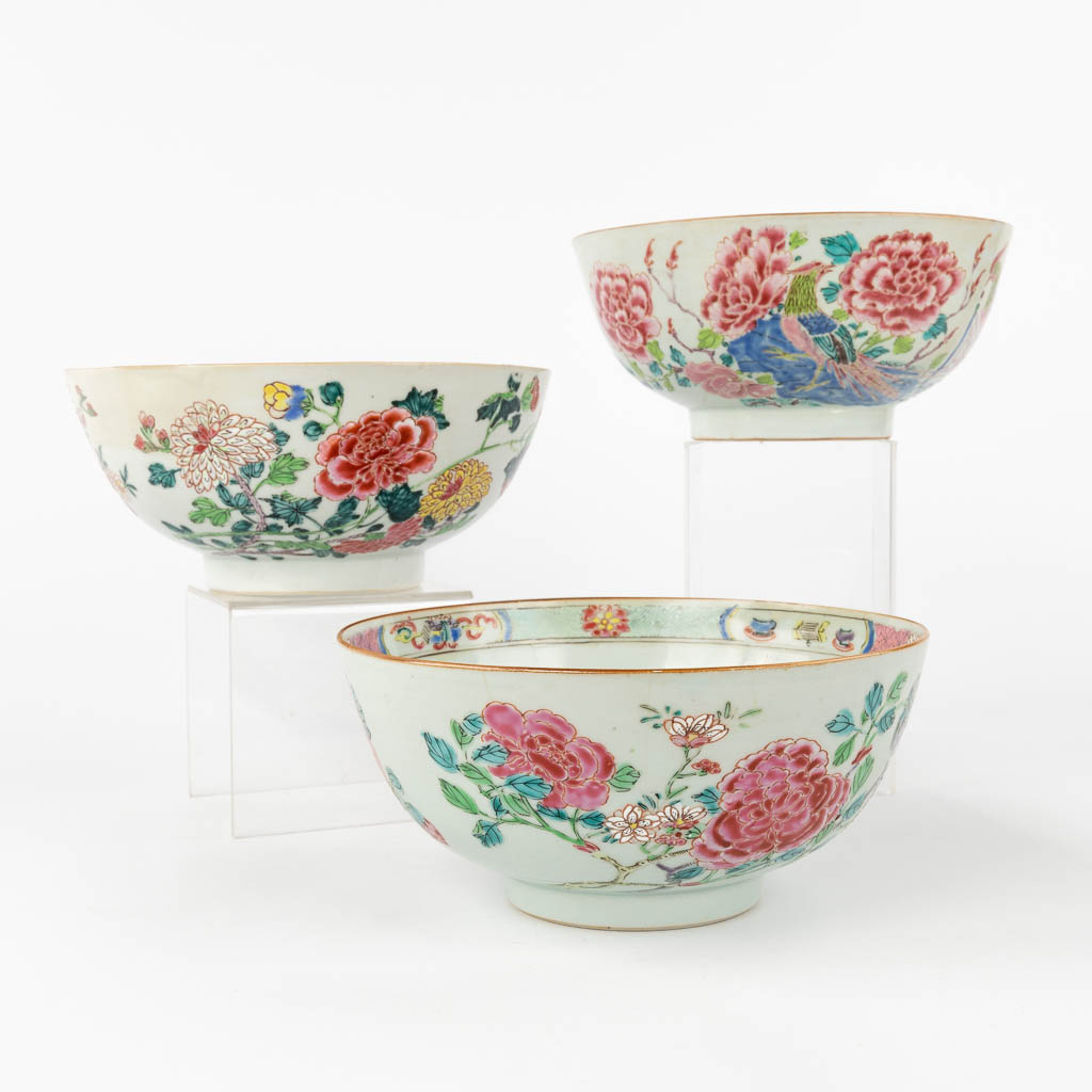  Een collectie van 3 Chinese Famille Rose schalen met floraal decor, periode Qianlong. 