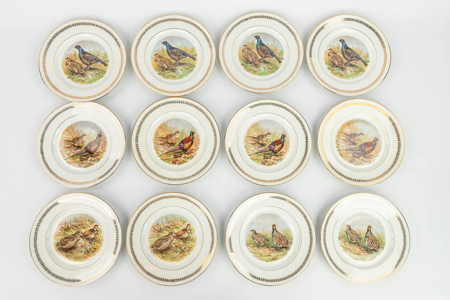Een 30-delig servies met decor van wild, gemaakt uit porselein en gemerkt Porcelaine De Limoges (H:16,5cm)