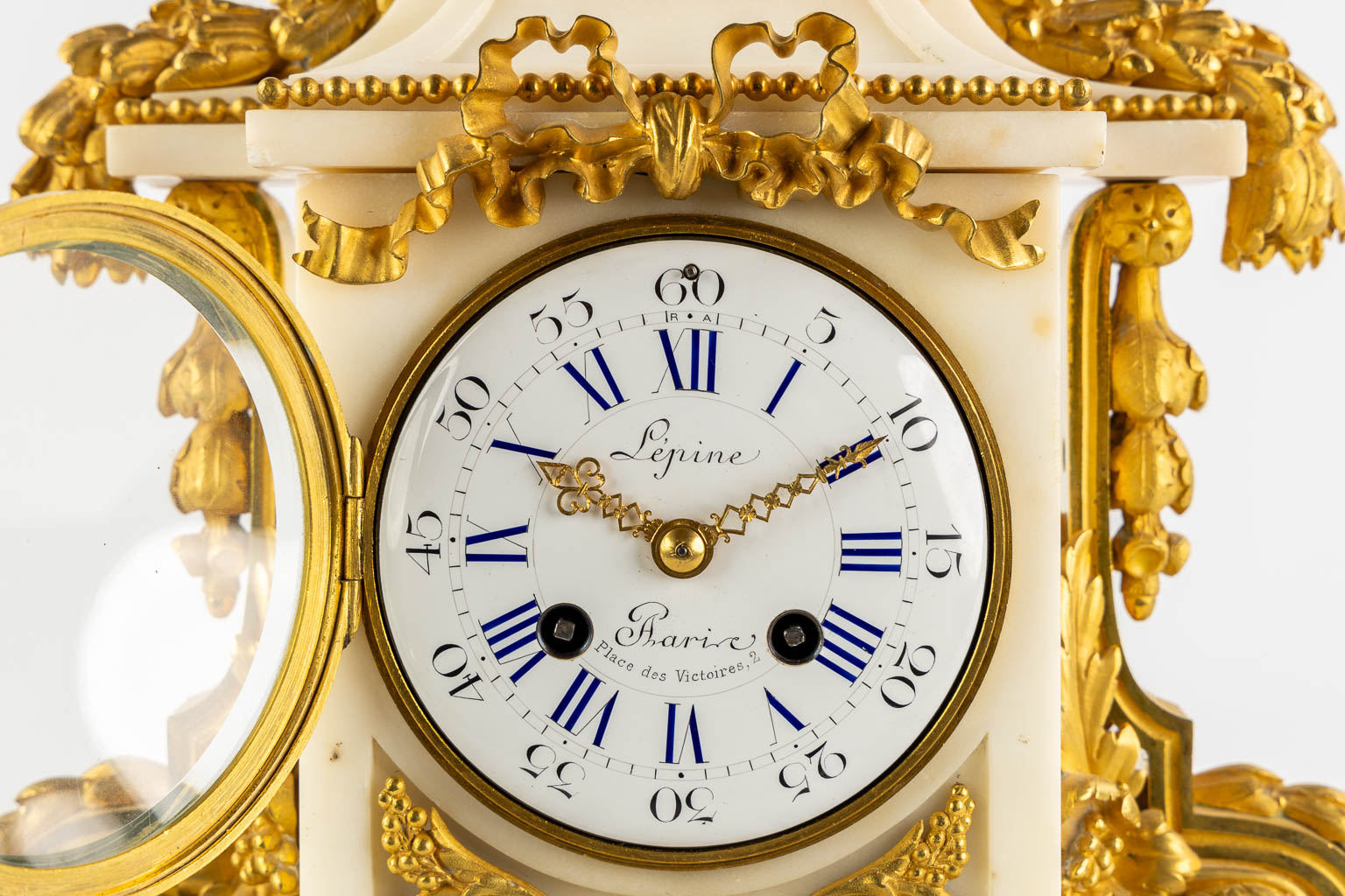 Lépine, a three-piece mantle garniture clock and candelabra. France, 19th C. (L:15 x W:31 x H:42 cm)