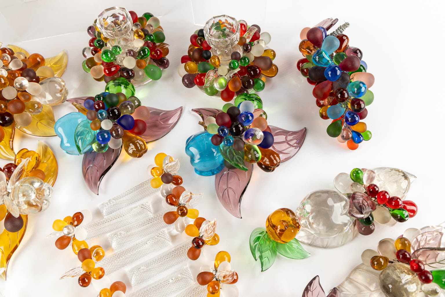 Een grote collectie tafeldecoratie en ornamenten, gekleurd glas. (H:16 x D:16 cm)