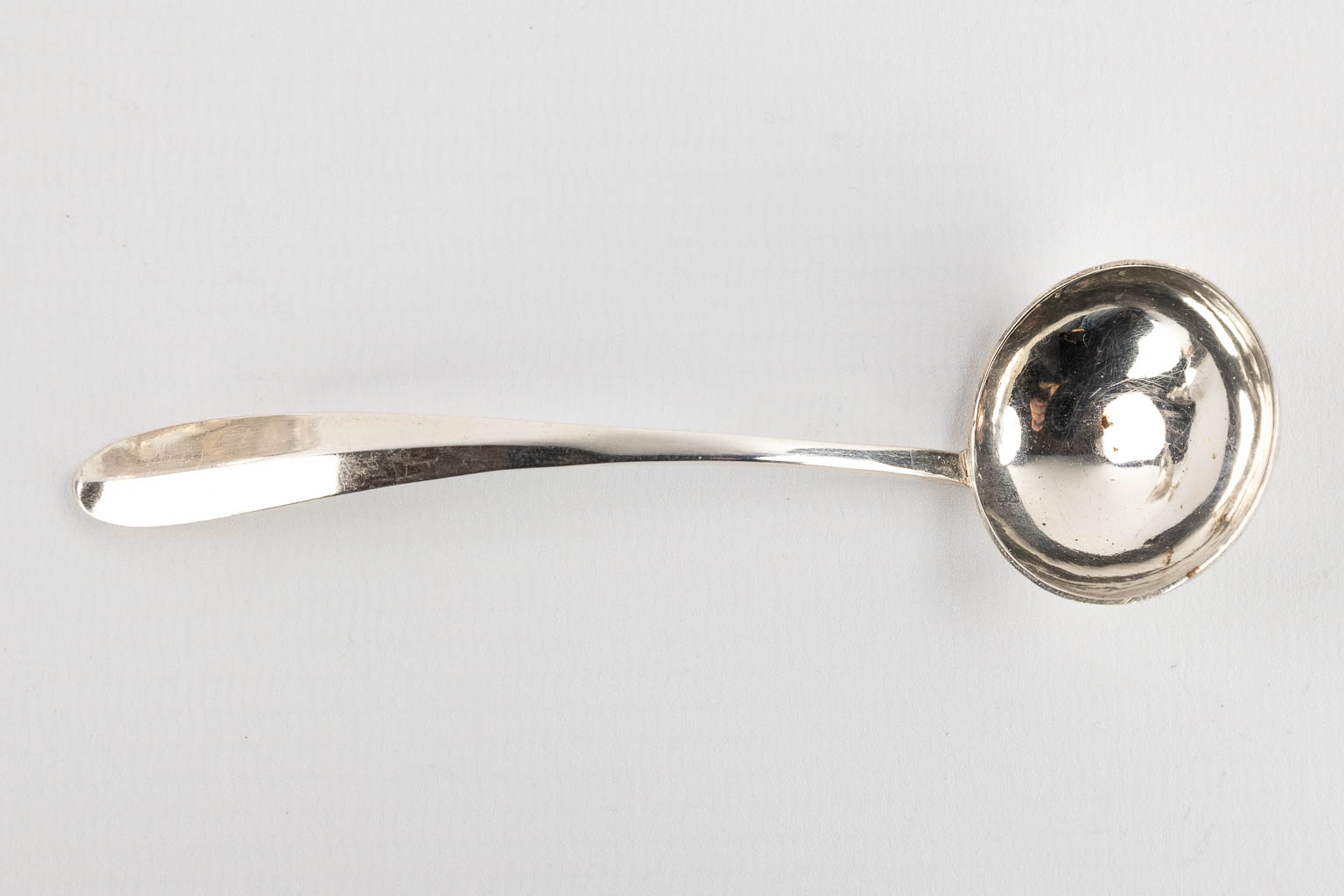 A silver incense burner, spoon, and incense boat, silver. 19th C. 1176g. (H:33 x D:15 cm)