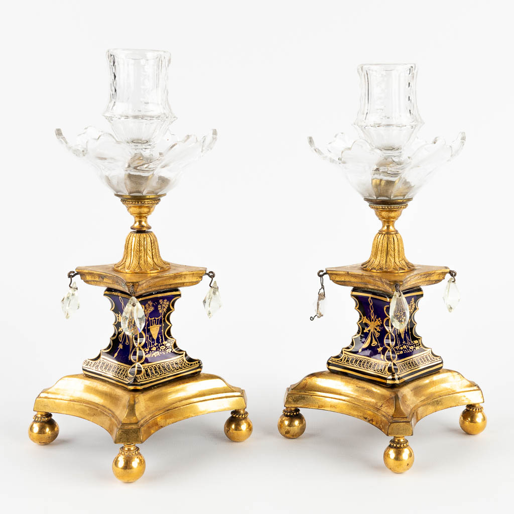 A pair of candlesticks, bronze finished with glass and porcelain. 19th C. (D:10 x W:10 x H:24 cm)