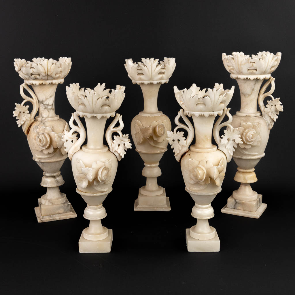 Een collectie van 5 vazen gemaakt uit albast en versierd met druivenranken. (H:45cm)
