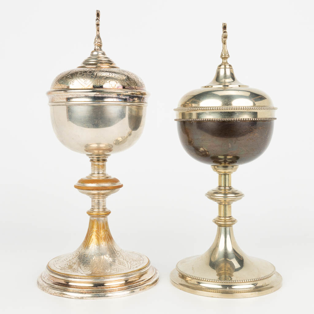 A collection of 2 silver-plated ciboria, gothic revival. (H:28cm)