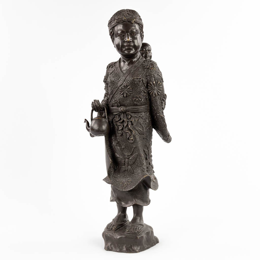 A Japanese Okimono of a mother with child, patinated bronze. 20th C. (D:18 x W:22 x H:59 cm)