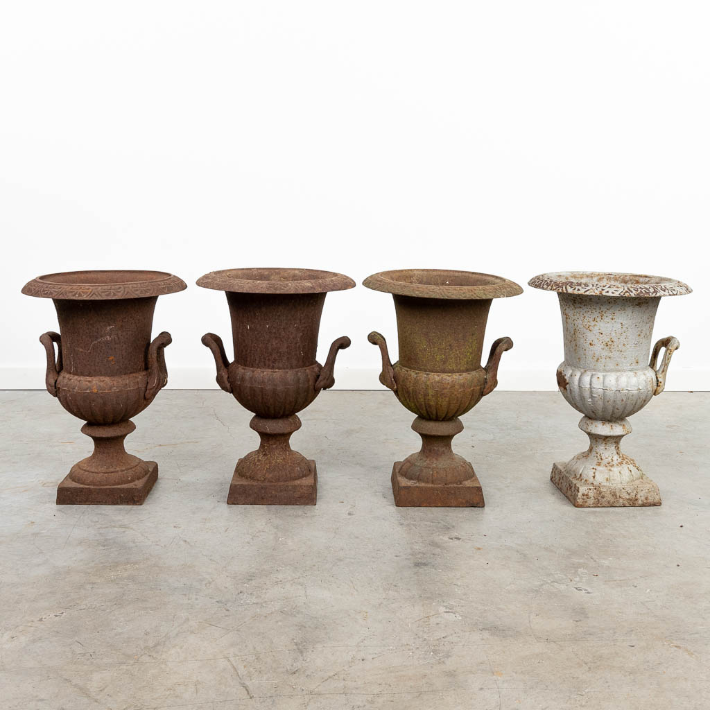 Een collectie van 4 'Louvres' vazen gemaakt uit gietijzer. (H:45cm)