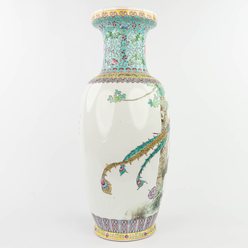 Een Chinese vaas gemaakt uit porselein en versierd met pauwen. (H: 60,5 cm)