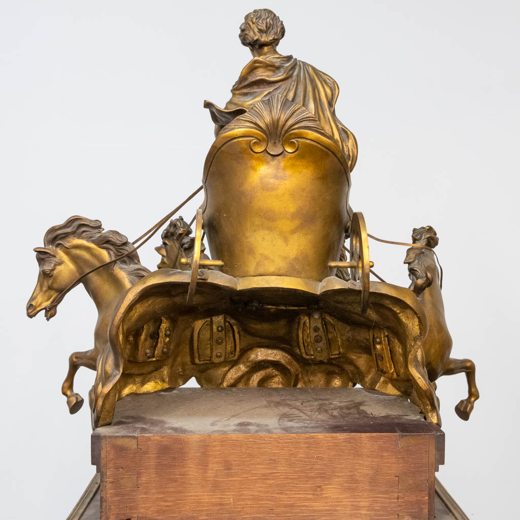 Een indrukwekkende en belangrijke staande klok in Lodewijk XVI stijl met een bronzen strijdwagen, afbeeldingen van de horoscoop,