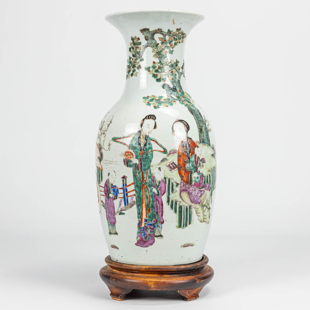 Een vaas gemaakt uit Chinees porselein en versierd met hofdames, kinderen en vleermuizen