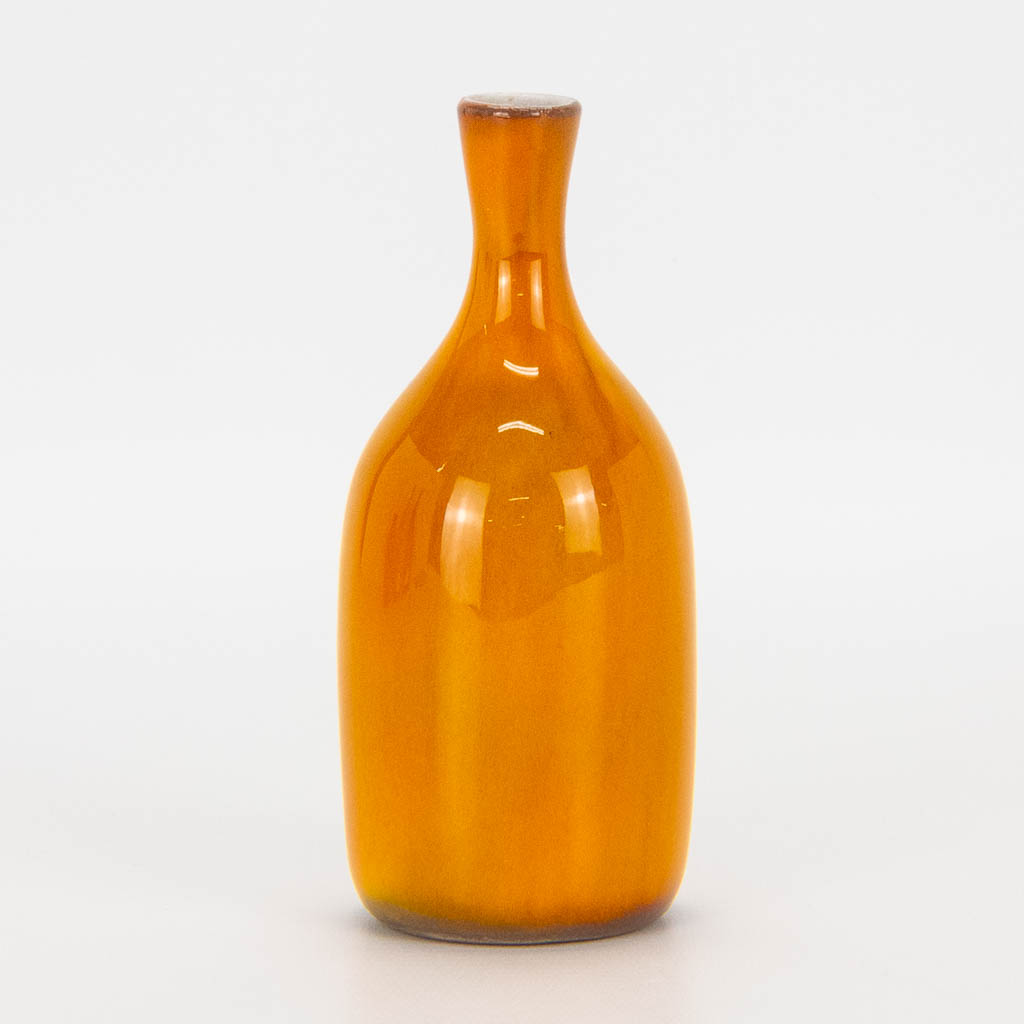 Jacques en Dani RUELLAND (XX-XXI) een soliflore vaas met oranje glazuur. Gemerkt onderaan. 