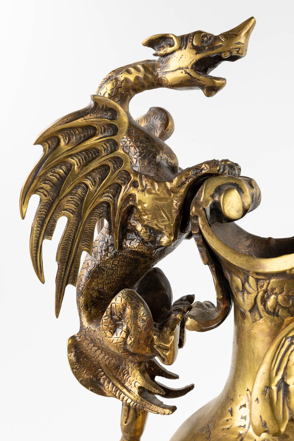 Een grote schenkkan met decor van een draak. Brons. 20ste eeuw. (D:18 x W:23 x H:57 cm)