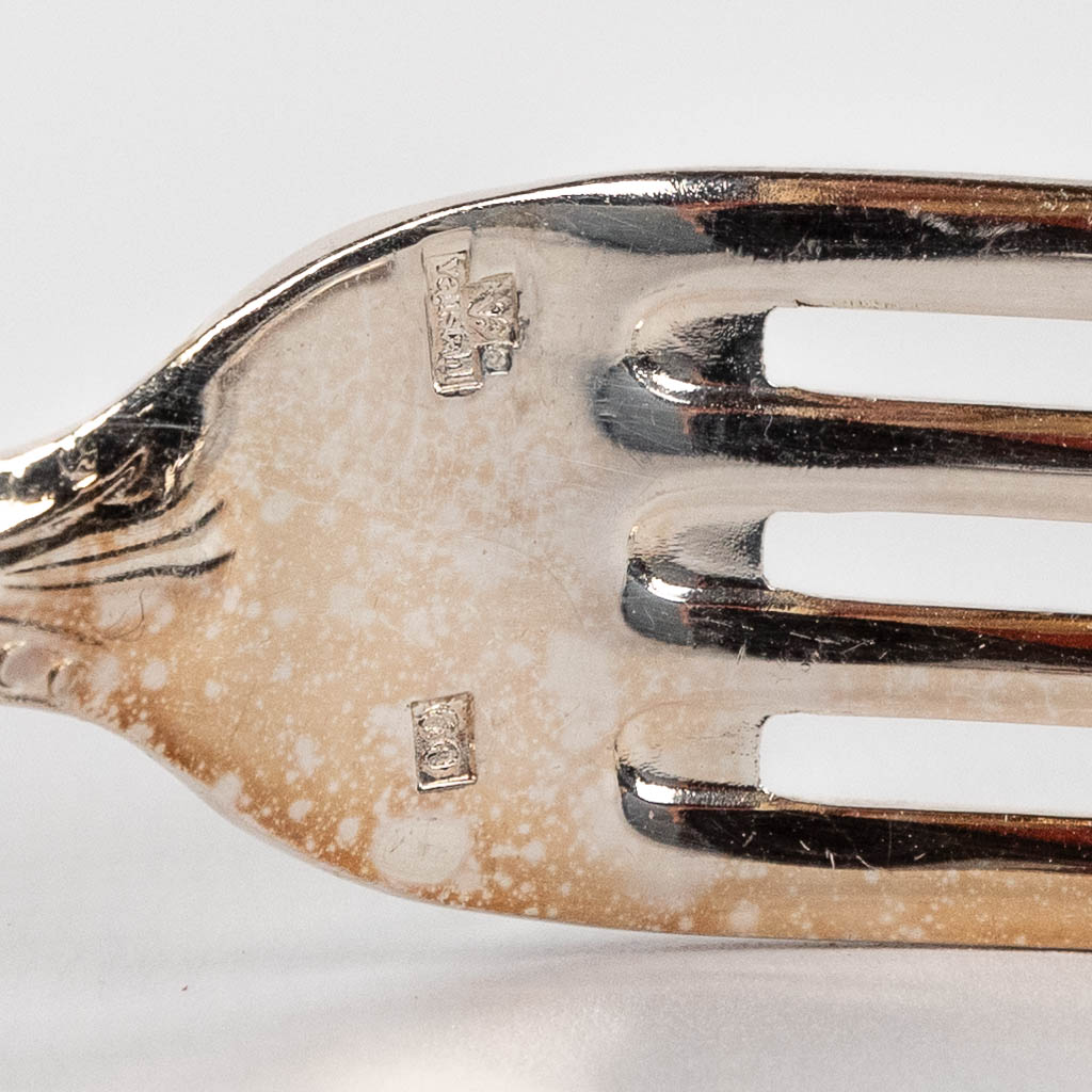 Vanstahl, a 103-piece silver-plated cutlery. Model Perles and mounted in a chest. (D:29 x W:52 x H:17 cm)