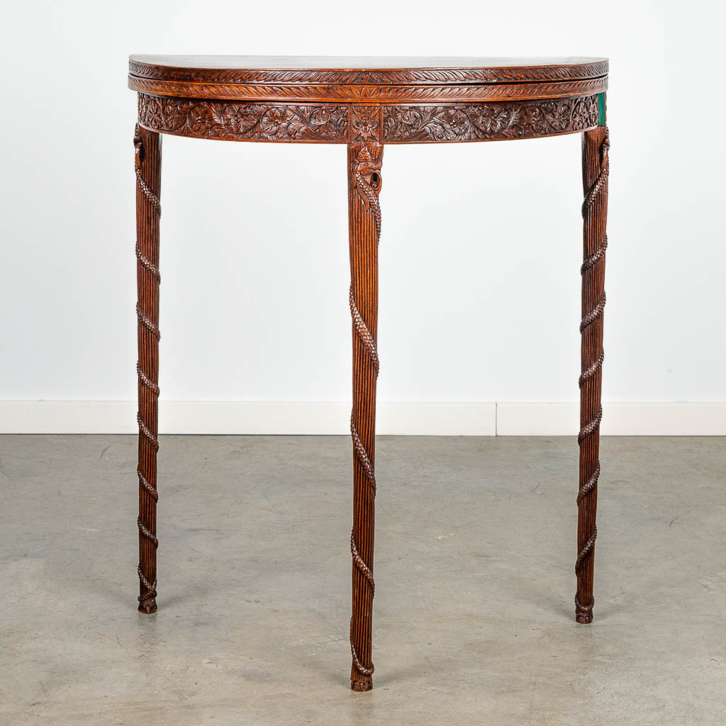 Een consoletafel of ronde tafel met houtsculpturen gemaakt uit hardhout, waarschijnlijk gemaakt in Birma
