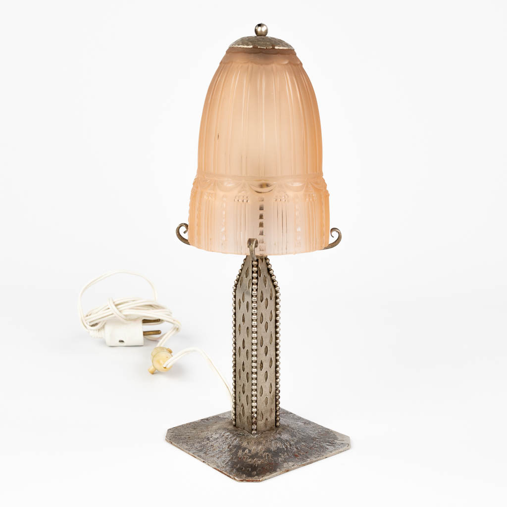 Een smeedijzeren tafellamp met een lampenkap in gesatineerd glas van Muller Frères Luneville. (L:11 x W:11 x H:31 cm)