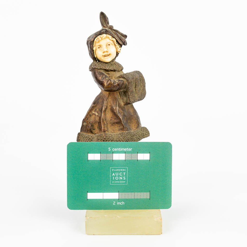 A statue of a lady chryselephantine and made in art deco style. (H:16,5cm)