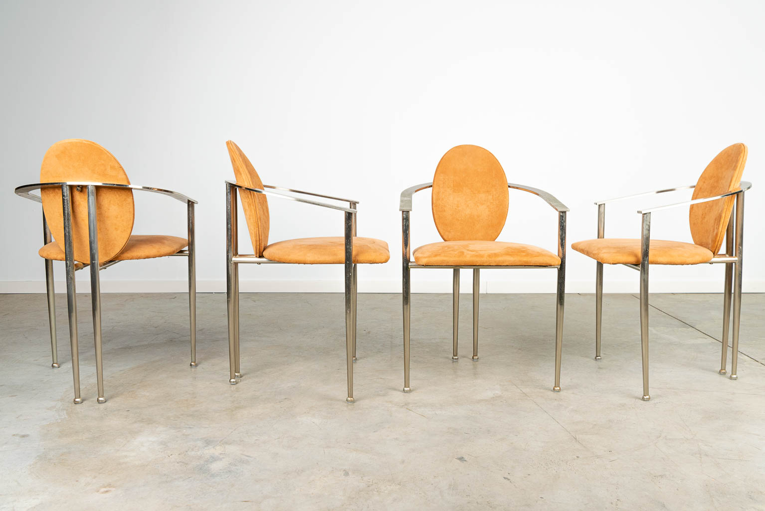 Een set van 4 stoelen gemaakt door Belgo-Chrom uit suede leder en metaal. (H:81cm)
