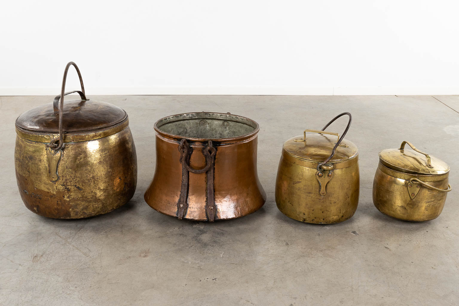 Vier stuks antieke koperen kookpotten. 19de eeuw. (H:40 x D:56 cm)