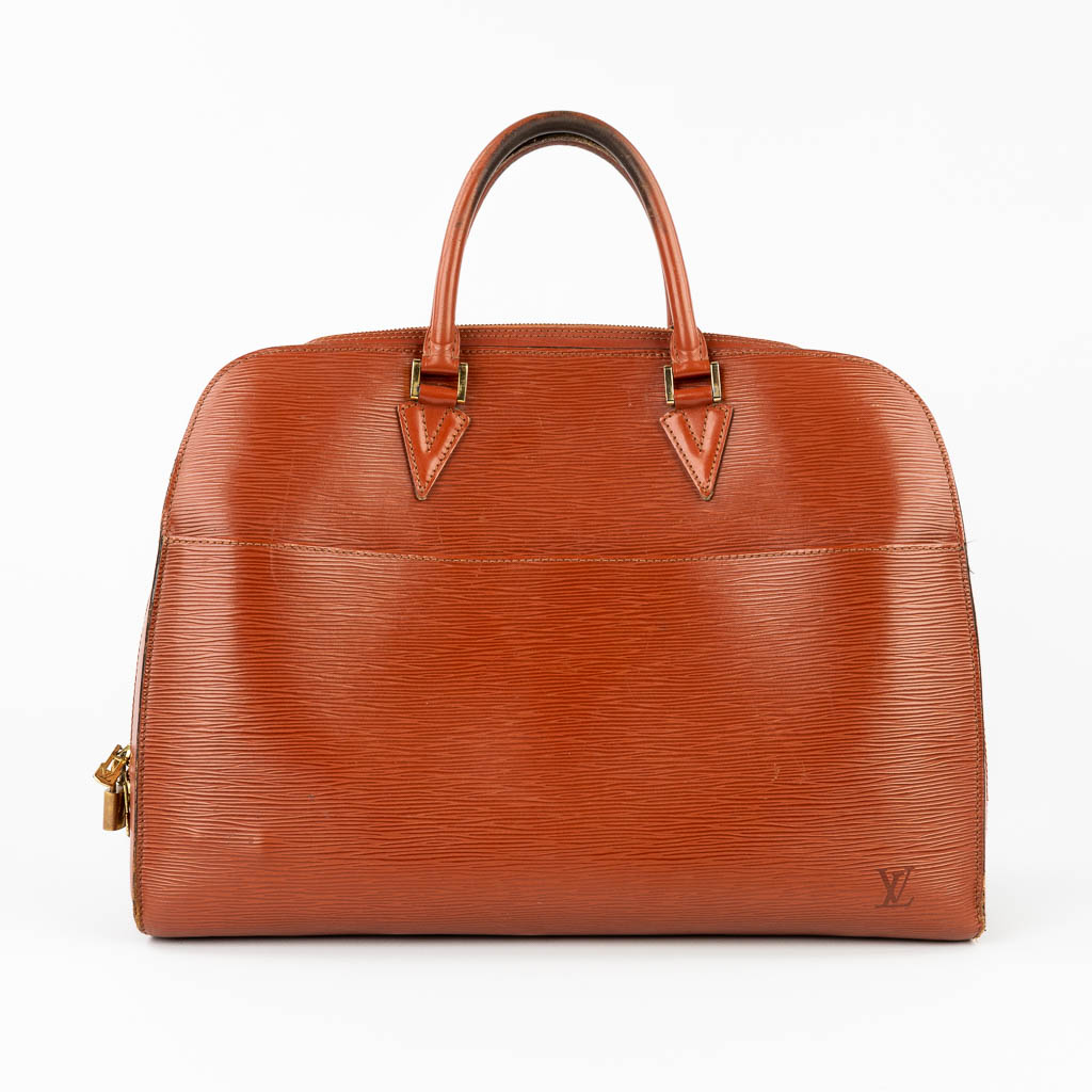 Louis Vuitton, a briefcase made of leather. (W:42 x H:32 cm)