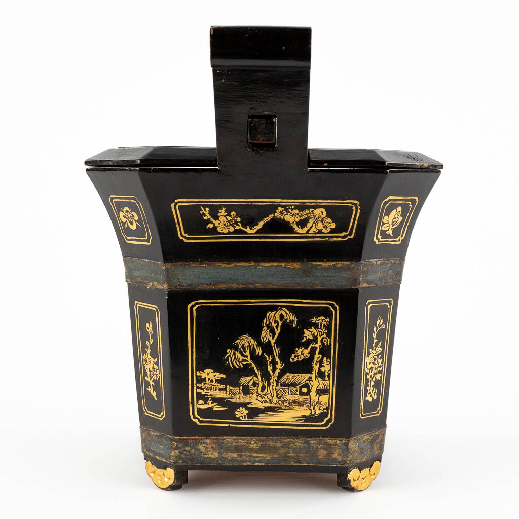 A Chinese carrying case for a teapot, gilt wood with lacquer and dragon figurines. 20th C. (D:24 x W:32 x H:29 cm)