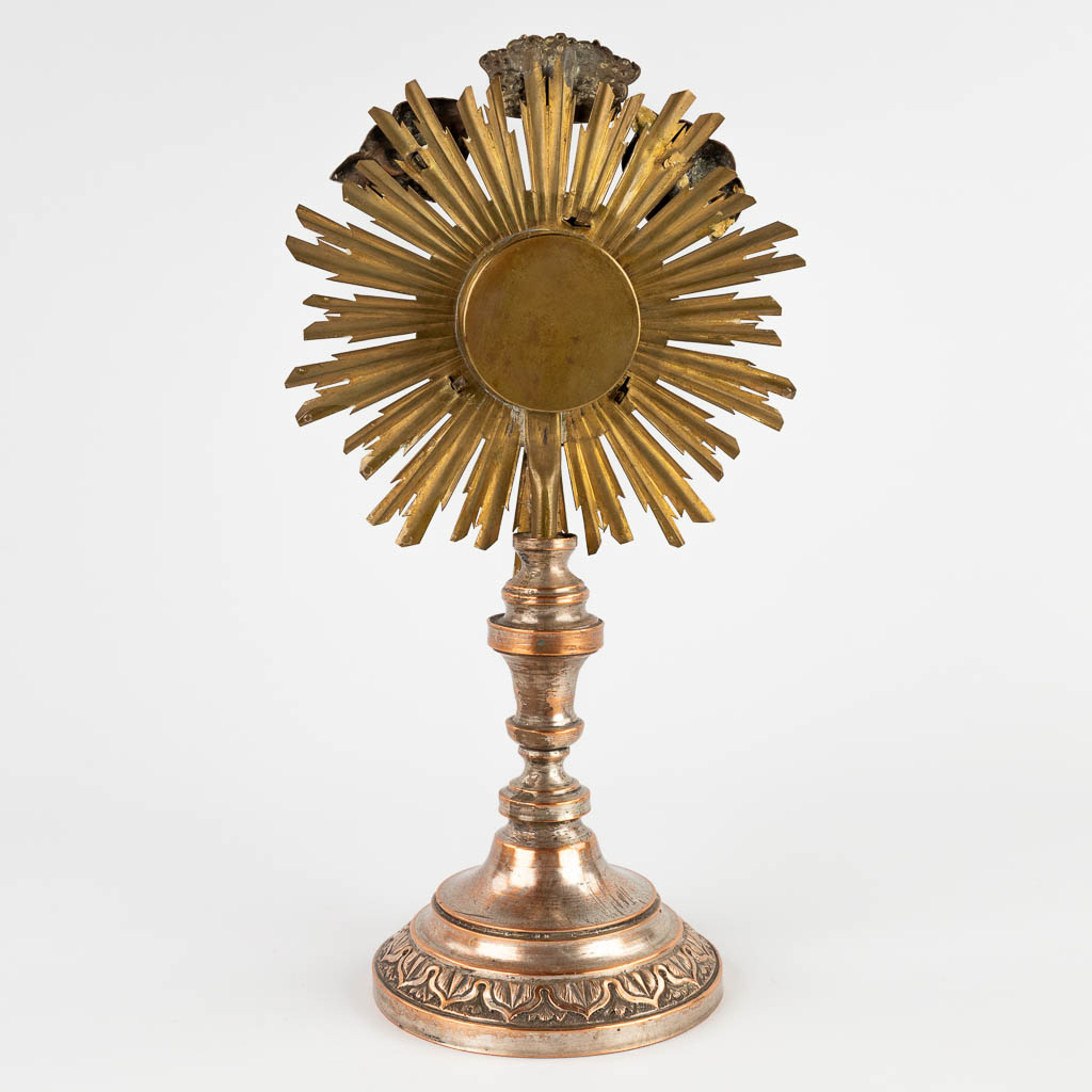 A small sunburst monstrance with a relic of the true cross. (D:11 x W:16 x H:29 cm)