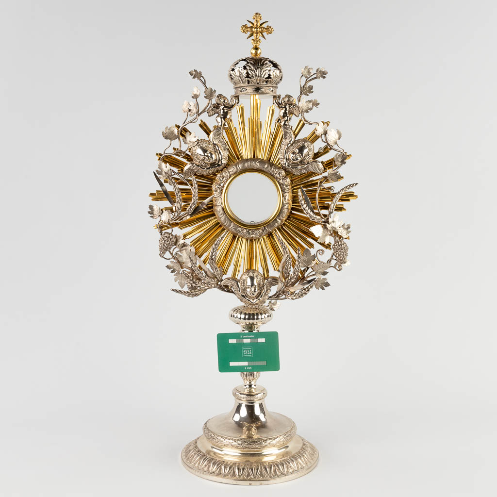 A sunburst monstrance, silver, decorated with angels, wheat and grape vines. Belgium, 19th C. (D:20 x W:30 x H:62,5 cm)