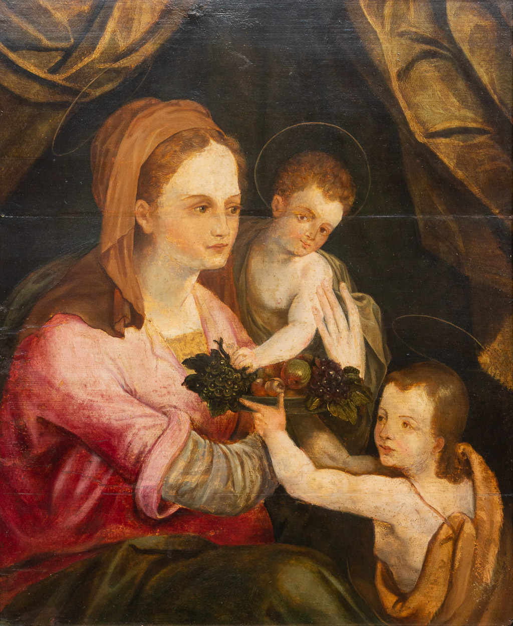 Een portret van een moeder met twee kinderen, rijkelijk gedecoreerd 