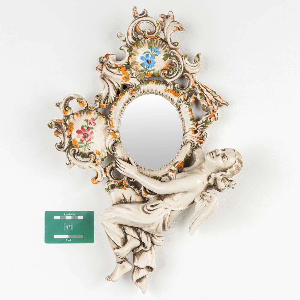 Een vintage spiegel gemaakt uit geglazuurde faience gemerkt Bassano. (H:47cm)