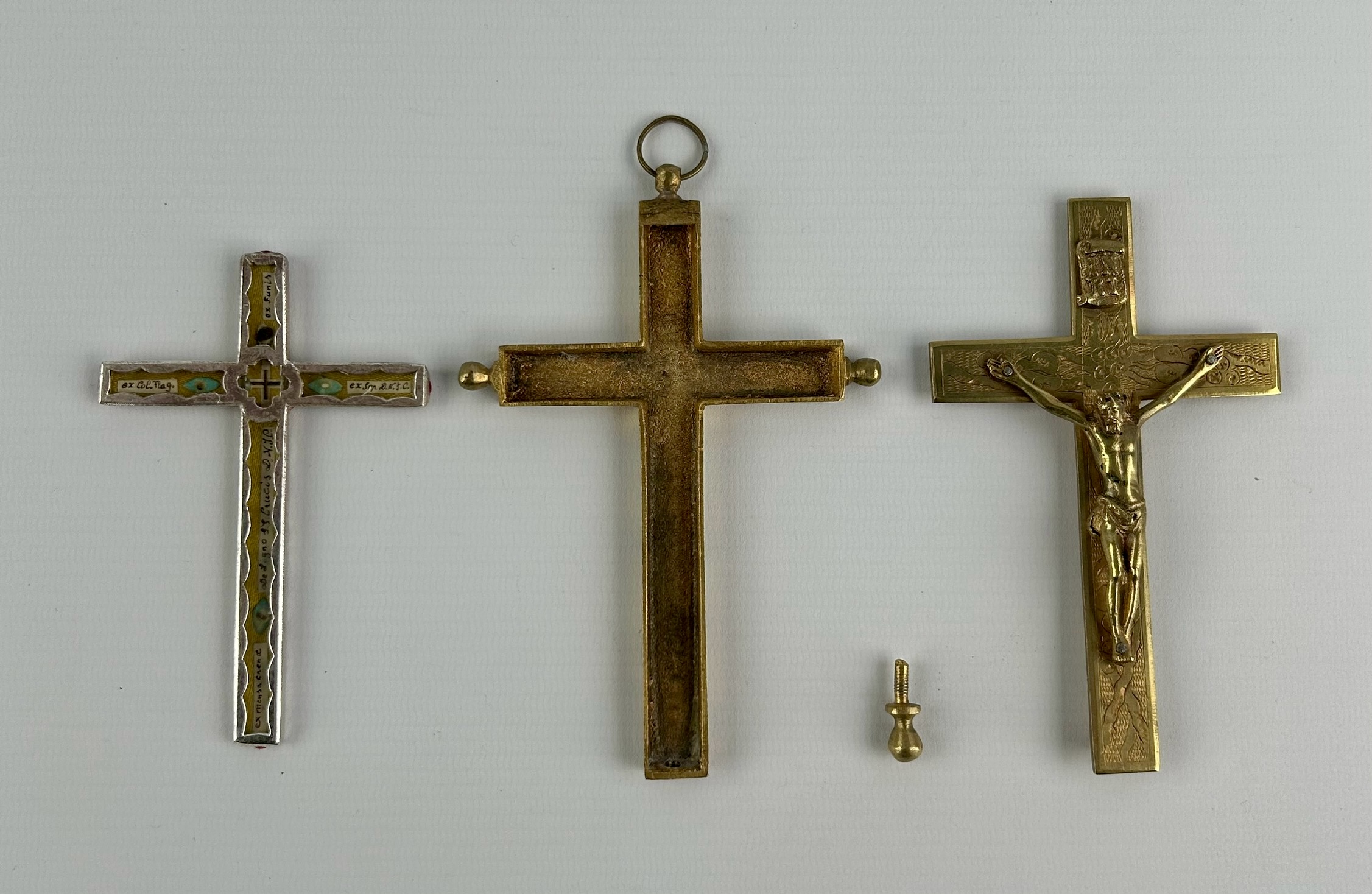 Een reliekenkruis met 5 relikwieën en het originele document, Domini Nostri Jesu Christi. (W:9 x H:15 cm)