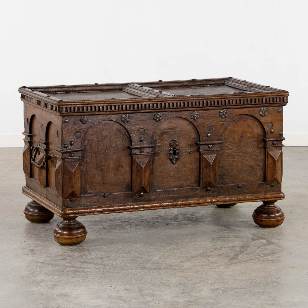 Een antieke kist/koffer gemonteerd met smeedwerk, de Nederlanden, 17de eeuw. (L:57 x W:97 x H:56 cm)