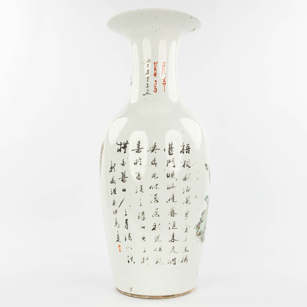 Een Chinese vaas gemaakt uit porselein en versierd met hofdames in de tuin met kinderen (H:58cm)