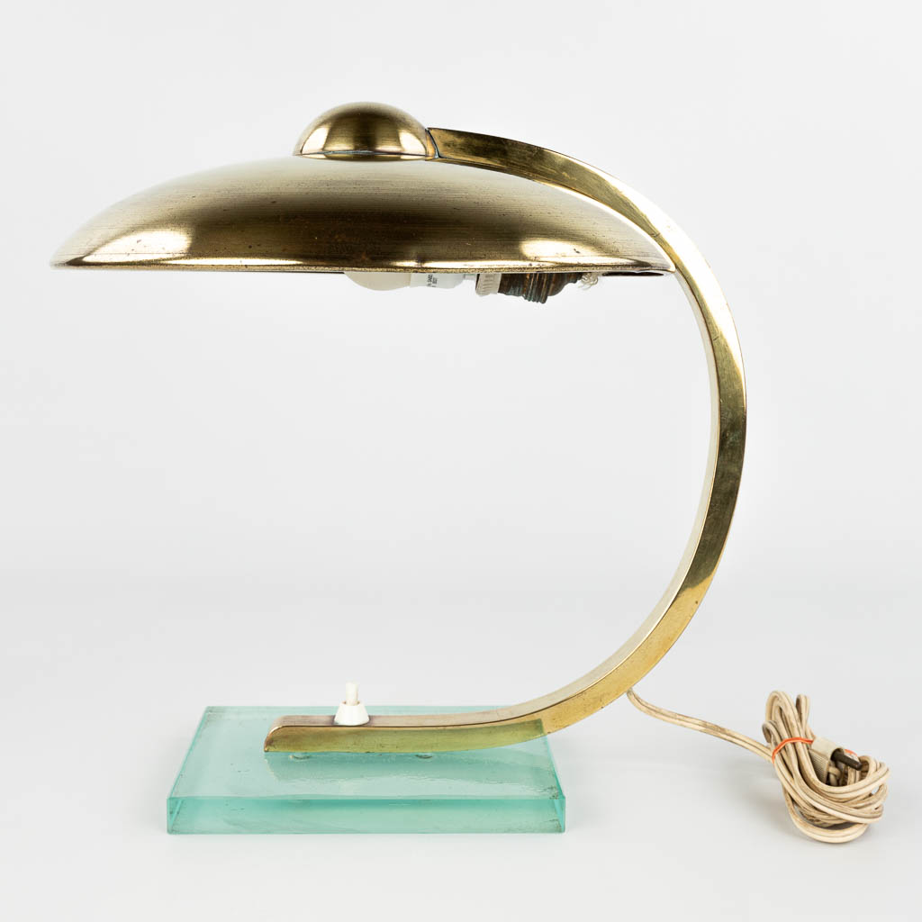 Een tafellamp gemaakt uit metaal en gemonteerd op een glazen voet, in de stijl van Egon Hillebrand. Periode 1950. (H:33cm)
