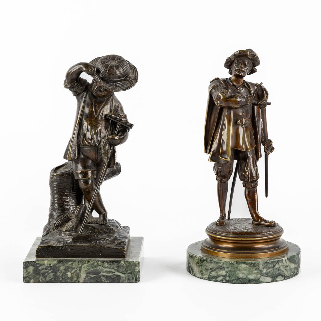 Twee decoratieve figuren, gepatineerd brons. Circa 1900. (H:20 x D:10 cm)