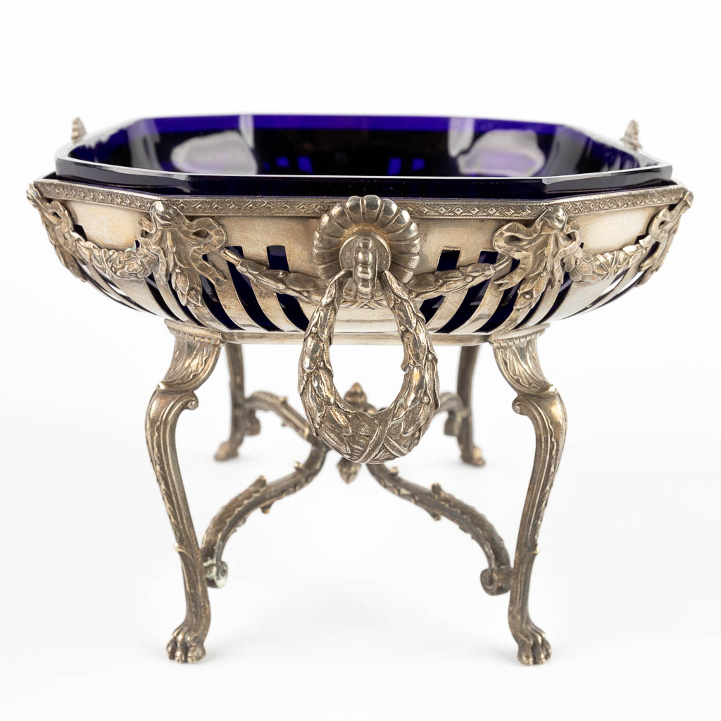 Orfèverie Wiskeman, a tazza or bowl on a base, silver-plated metal in Louis XVI style. Circa 1900. (D:19,5 x W:34 x H:15,5 cm)