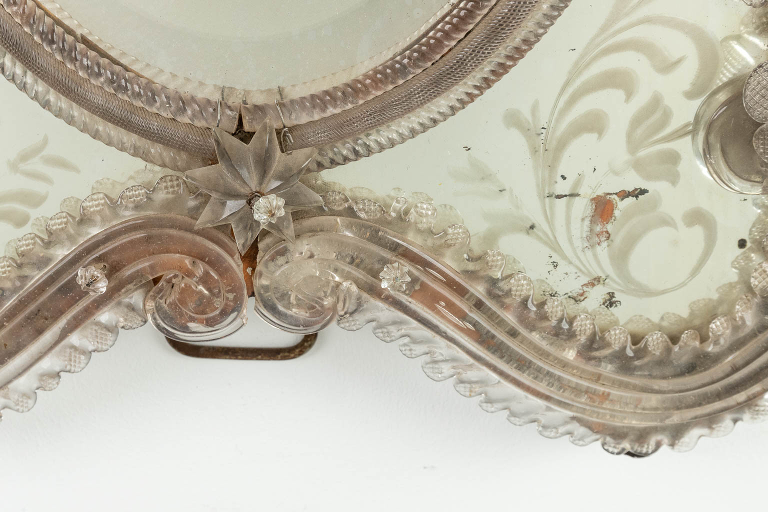 Een tafelspiegel, Venetiaans glas, circa 1900. (W:44 x H:67 cm)