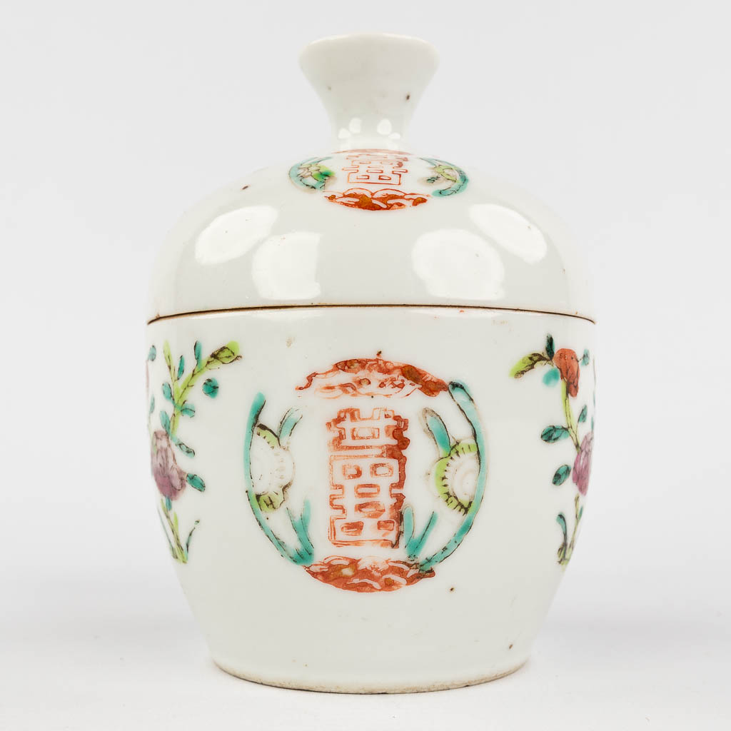Een lot Chinees steengoed en porselein. 19de/20ste eeuw. (D: 14,5 cm)