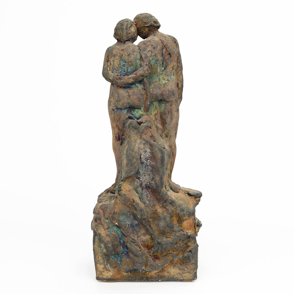 Een terracotta beeld van een naakt paar, met initialen F. D. (H:32cm)