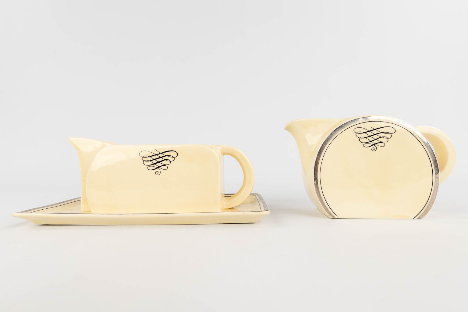 Clarice CLIFF (1899-1972) for Royal Staffordshire, a set of 5 faience items. (L: 27 x W: 40 cm)