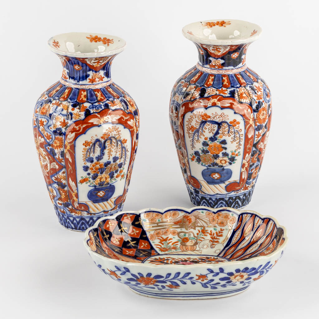 Lot 007 A pair of vases and a bowl, Japanese Imari porcelain. (H:25 x D:14 cm)
