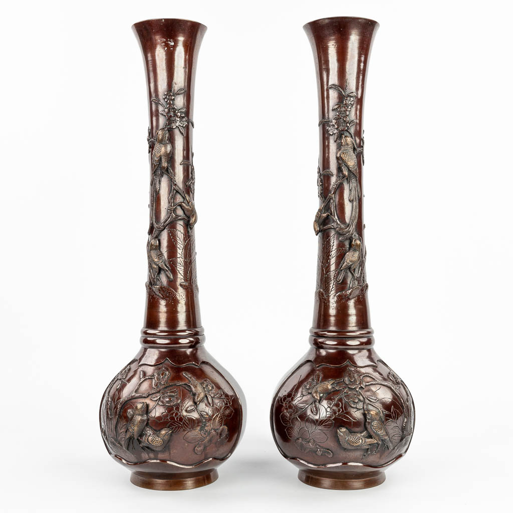 Lot 010 A pair of Japanese vases made of bronze. (H:61,5cm)