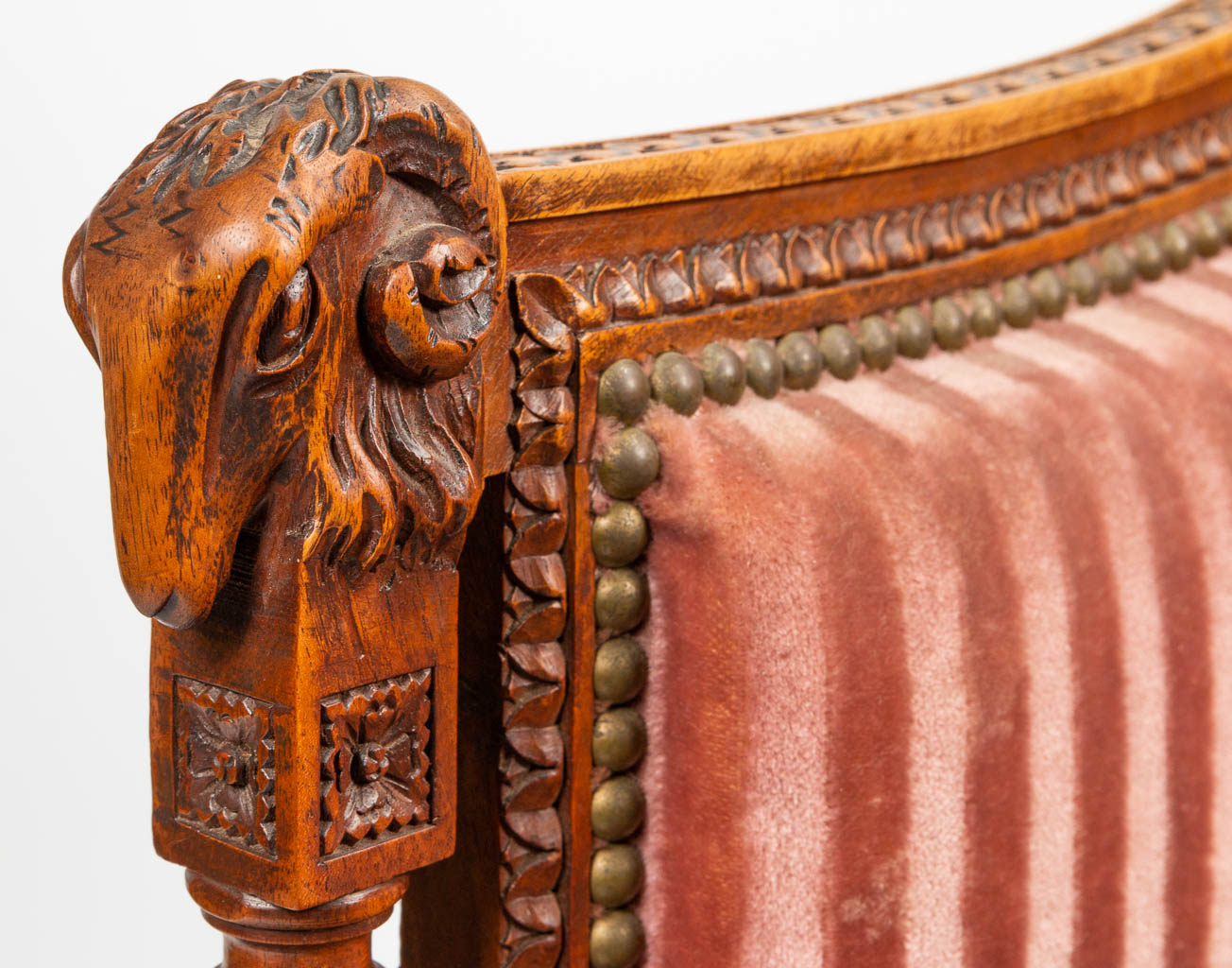 Een antieke zetel in Lodewijk XVI stijl, met gesculpteerde ramskoppen en muziekinstrumenten. Notelaar. (H:85cm)