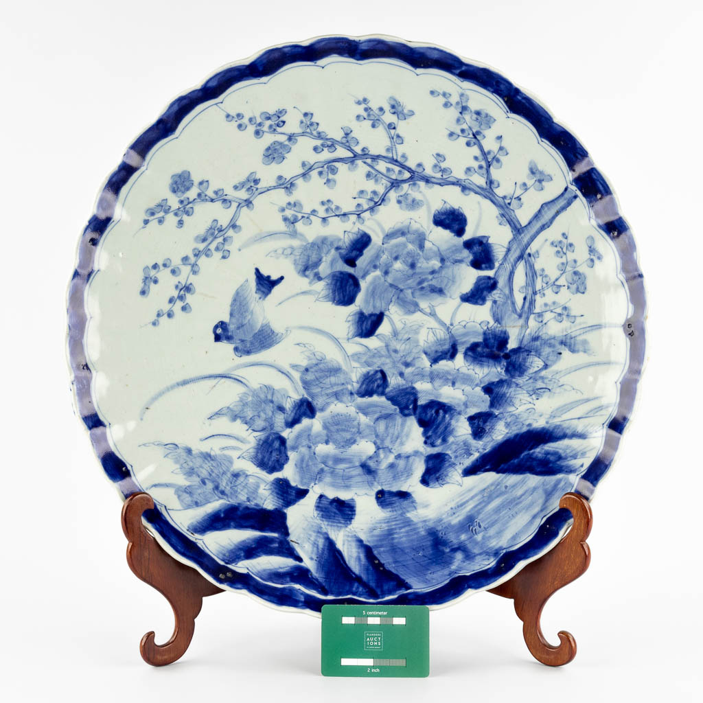 A large plate, Japanese porcelain, blue-white decor of fauna and flora. 19th C. (D:47,5 cm)