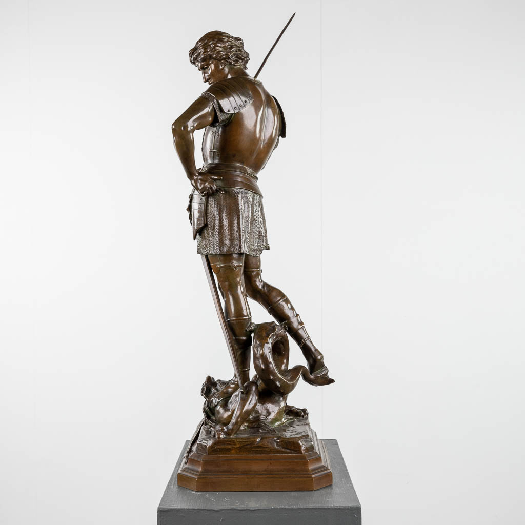 Emile Louis PICAULT (1833-1915) ?Saint Georges en de draak? gepatineerd brons. (L: 28 x W: 33 x H: 77 cm)